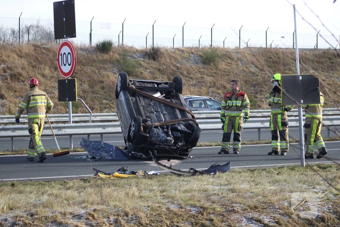 Auto slaat over de kop na botsing op pijlwagen
