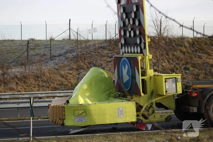 Auto slaat over de kop na botsing op pijlwagen