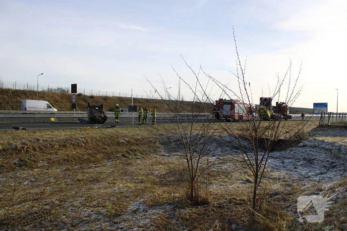 Auto slaat over de kop na botsing op pijlwagen