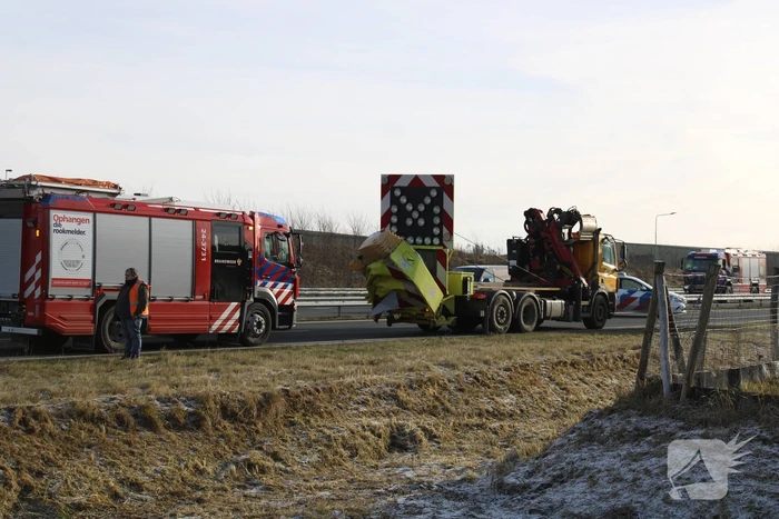 Auto slaat over de kop na botsing op pijlwagen