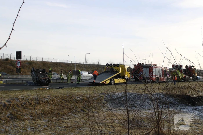 Auto slaat over de kop na botsing op pijlwagen