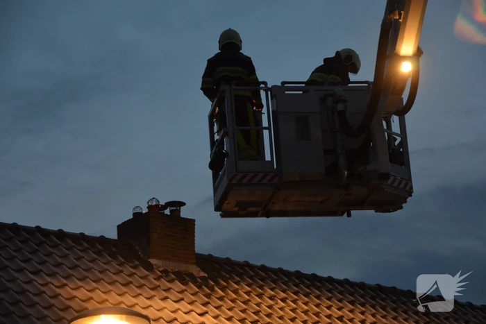 Brandweer dooft brand in schoorsteen van woning