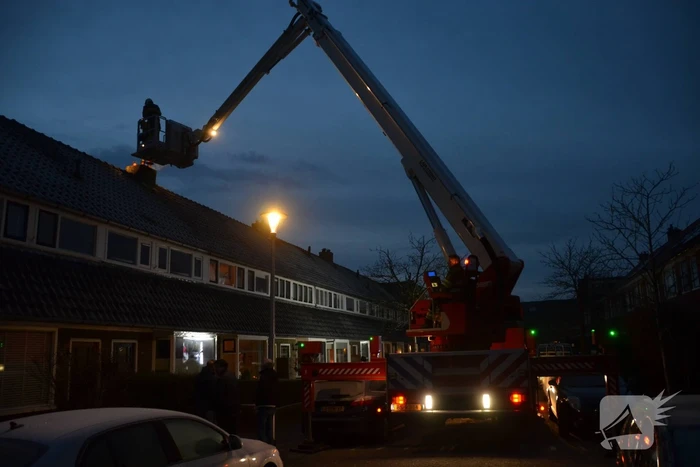 Brandweer dooft brand in schoorsteen van woning