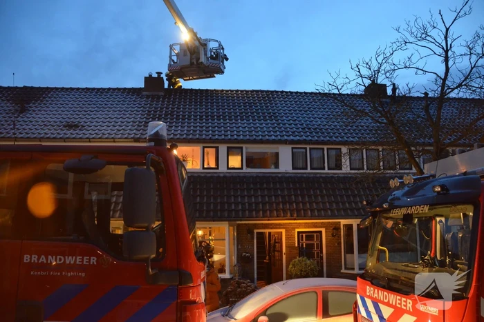 Brandweer dooft brand in schoorsteen van woning