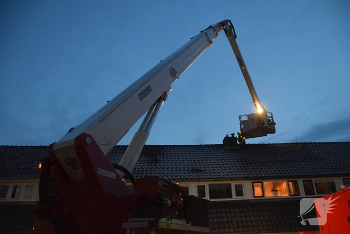 Brandweer dooft brand in schoorsteen van woning