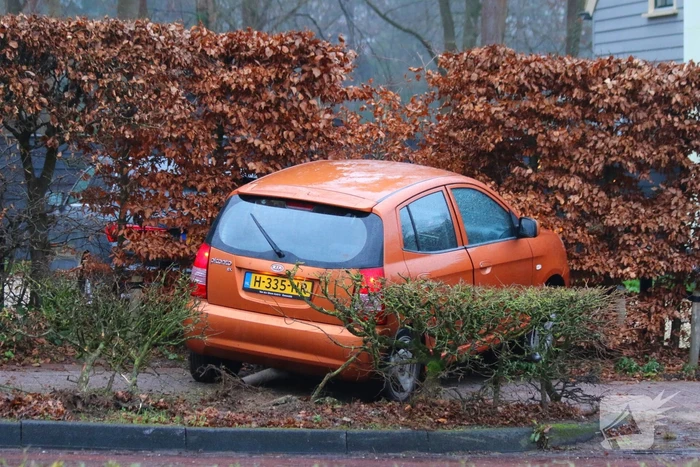 Auto rijdt door bosschage na ongeval