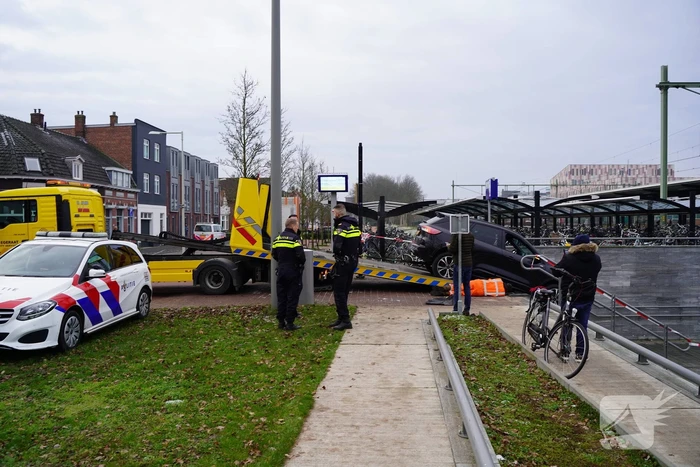 Automobilist rijdt trap af van NS-station