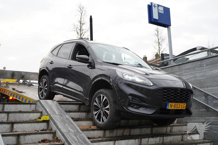 Automobilist rijdt trap af van NS-station