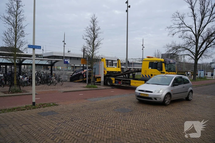 Automobilist rijdt trap af van NS-station