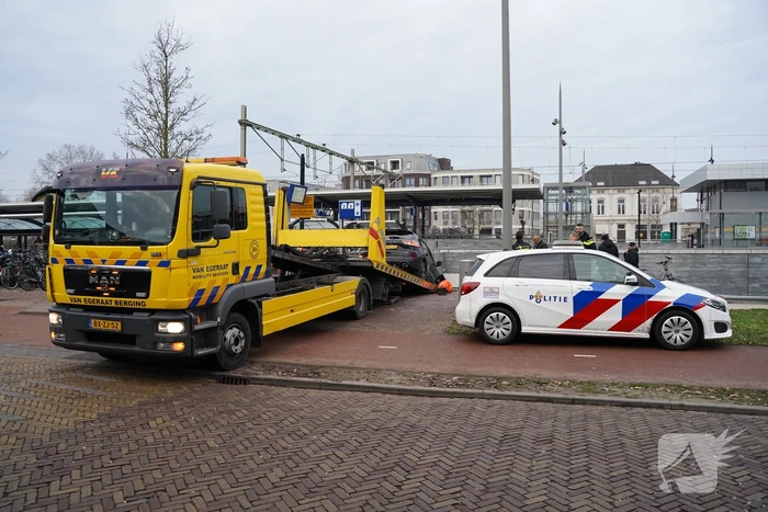 Automobilist rijdt trap af van NS-station