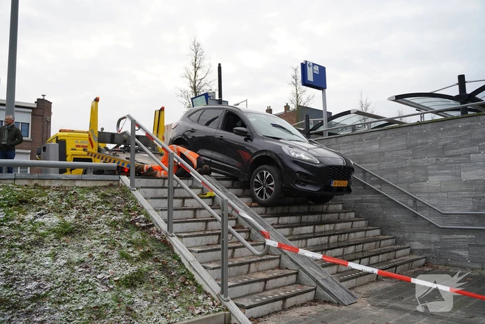 Automobilist rijdt trap af van NS-station
