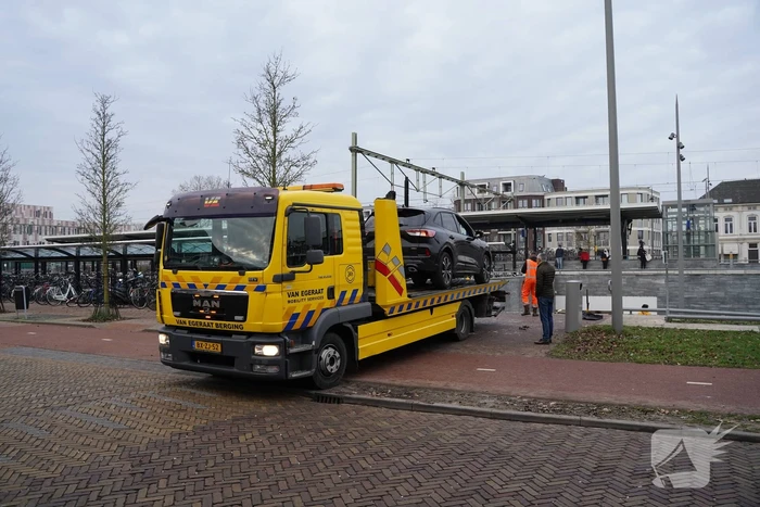 Automobilist rijdt trap af van NS-station