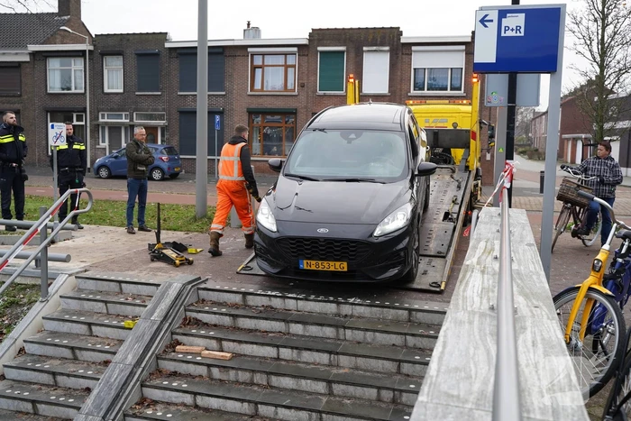 Automobilist rijdt trap af van NS-station