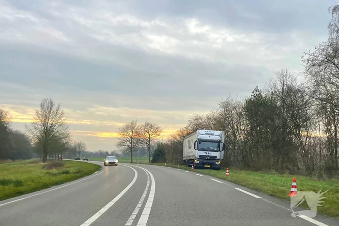 Vrachtwagen van de weg geraakt