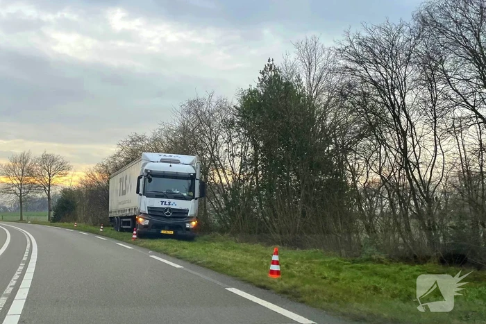 Vrachtwagen van de weg geraakt