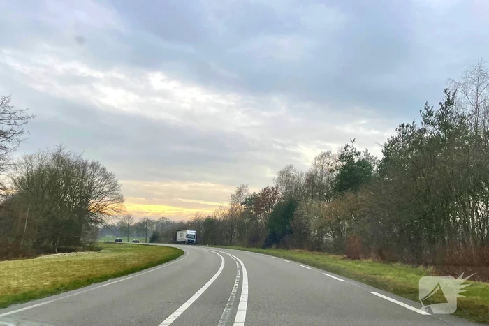 Vrachtwagen van de weg geraakt