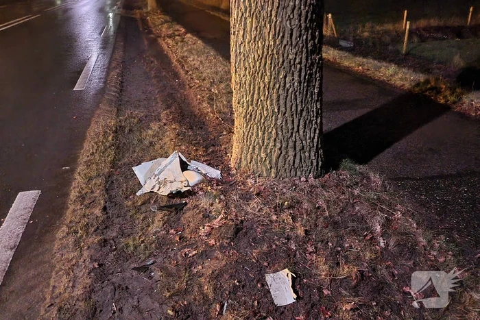 Automobilist raakt van de weg en botst op boom