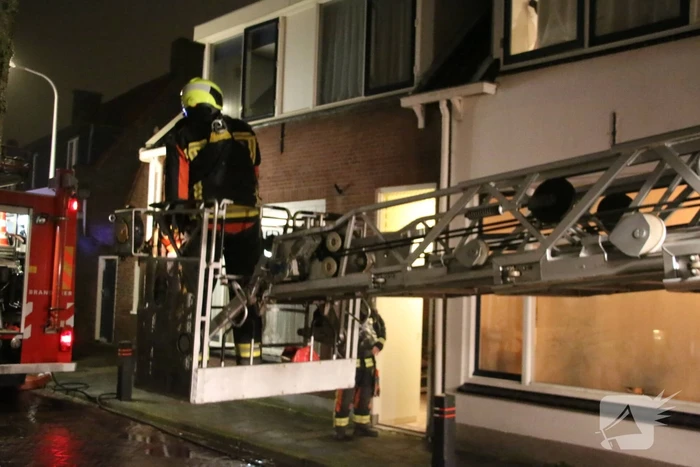 Rookontwikkeling door brand in schoorsteen van woning