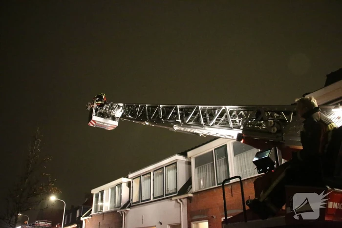 Rookontwikkeling door brand in schoorsteen van woning