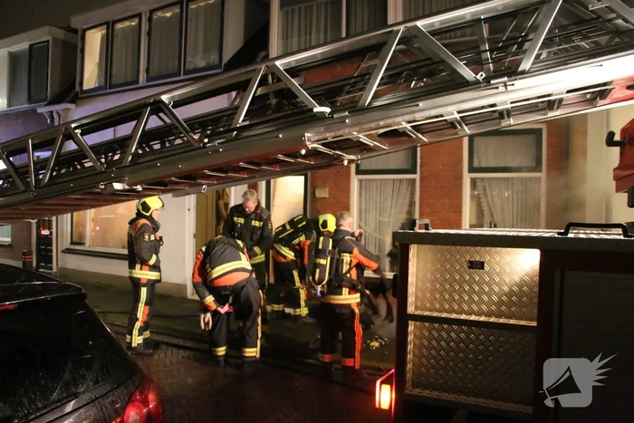 Rookontwikkeling door brand in schoorsteen van woning