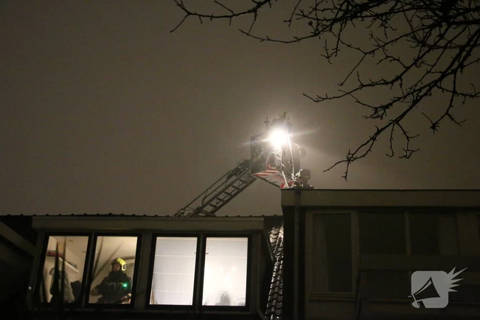 Rookontwikkeling door brand in schoorsteen van woning