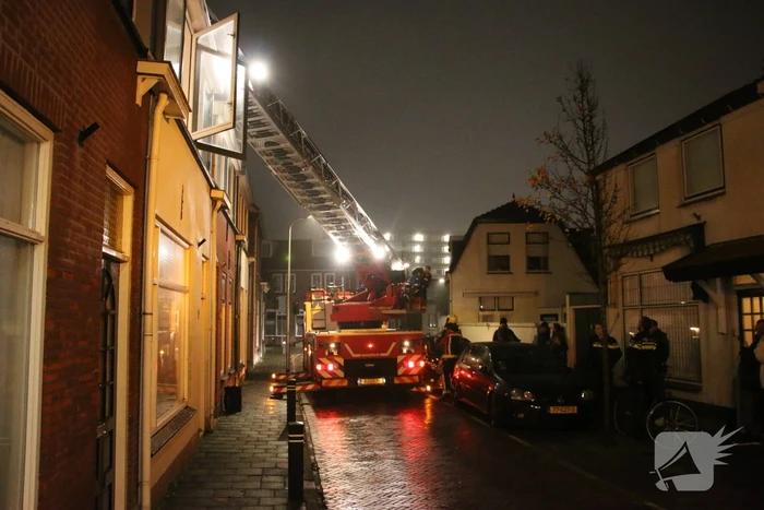 Rookontwikkeling door brand in schoorsteen van woning