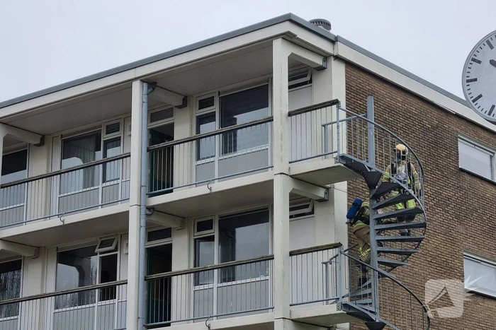Brand in keuken van flatwoning