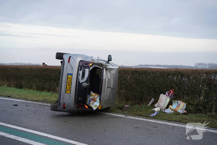 Auto op zijn kant bij verkeersongeval