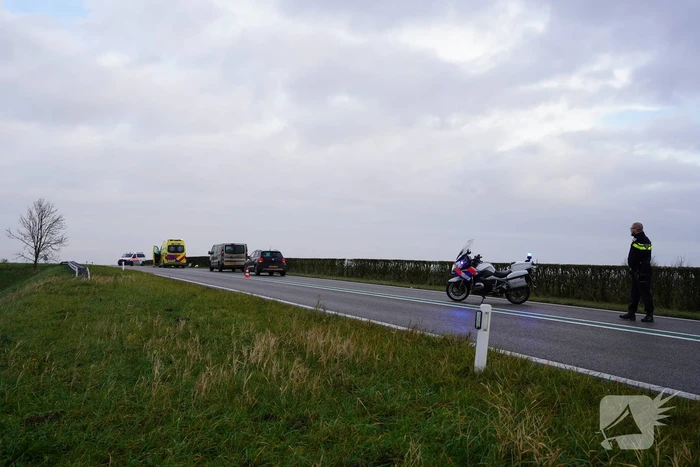 Auto op zijn kant bij verkeersongeval