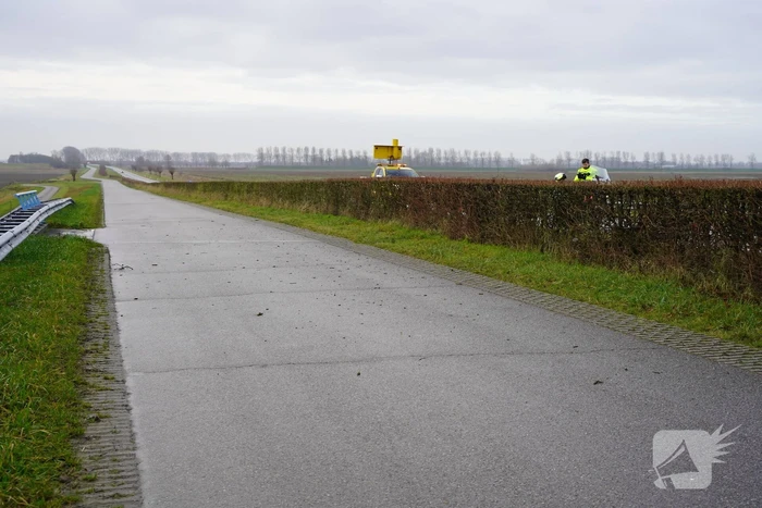 Auto op zijn kant bij verkeersongeval