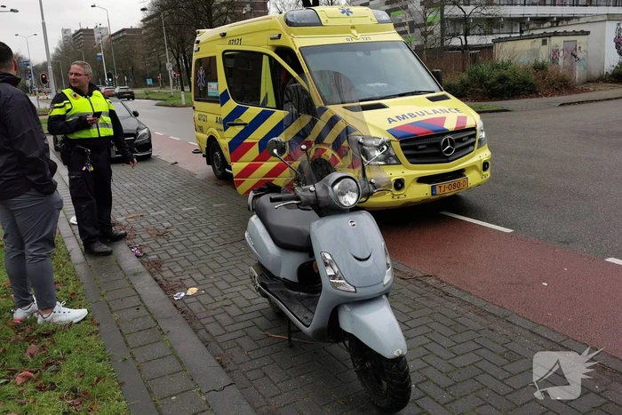 Scooterrijdster gewond na uitwijkmanoeuvre