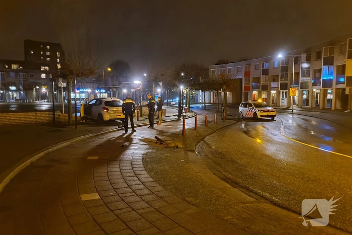 Automobilist verliest macht over het stuur en rijdt door stenen muur