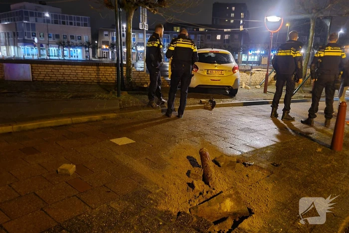 Automobilist verliest macht over het stuur en rijdt door stenen muur