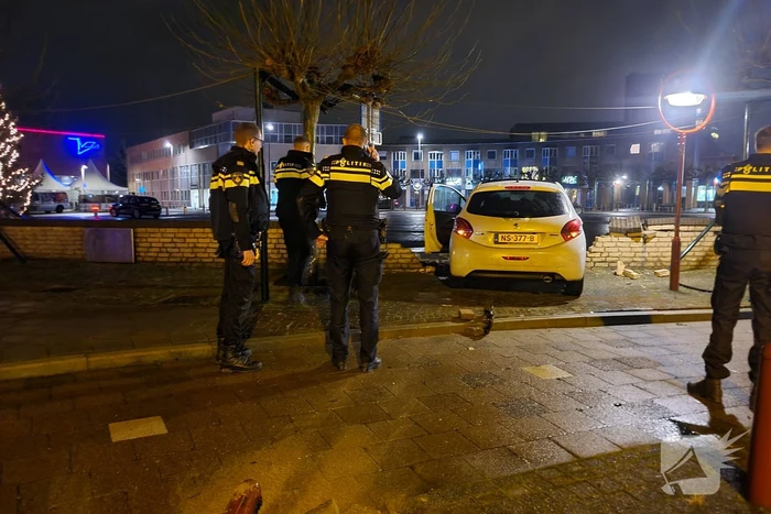 Automobilist verliest macht over het stuur en rijdt door stenen muur