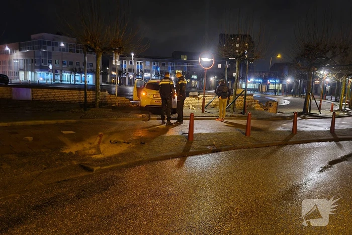 Automobilist verliest macht over het stuur en rijdt door stenen muur