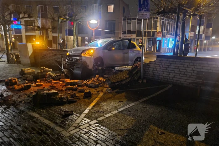 Automobilist verliest macht over het stuur en rijdt door stenen muur