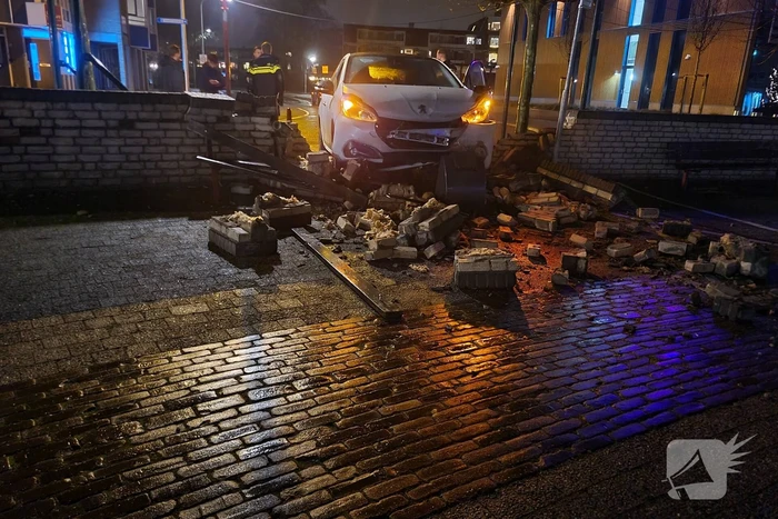 Automobilist verliest macht over het stuur en rijdt door stenen muur