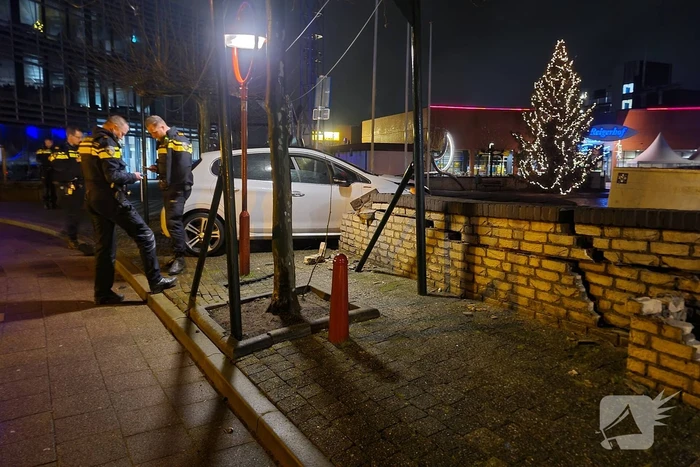 Automobilist verliest macht over het stuur en rijdt door stenen muur