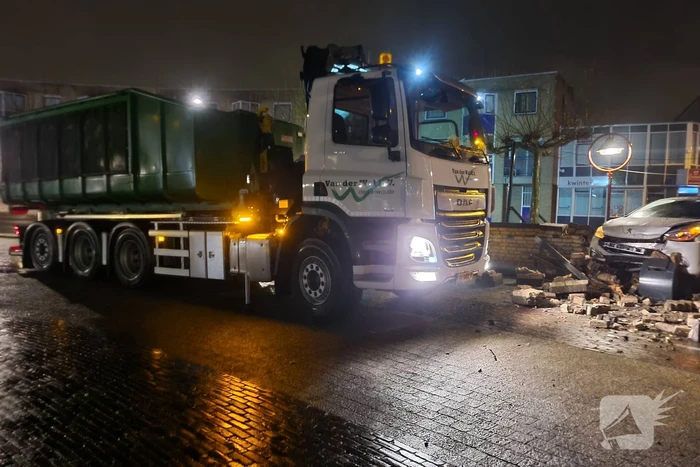 Automobilist verliest macht over het stuur en rijdt door stenen muur