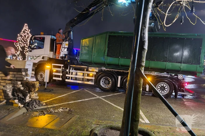 Automobilist verliest macht over het stuur en rijdt door stenen muur