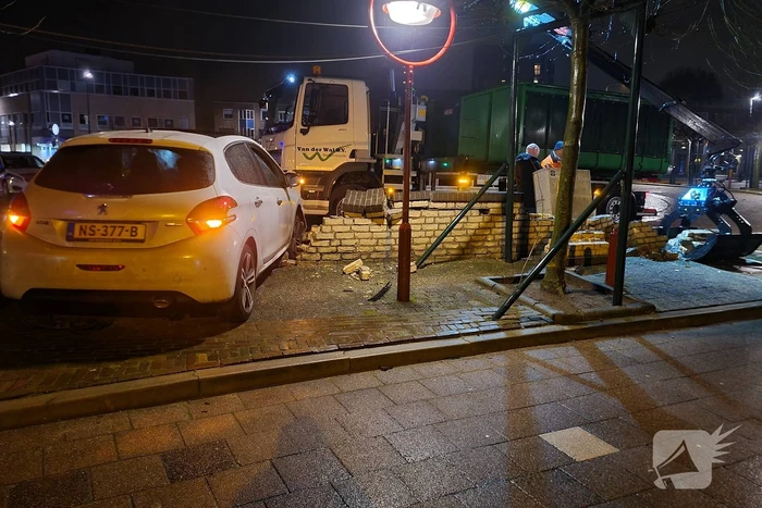 Automobilist verliest macht over het stuur en rijdt door stenen muur
