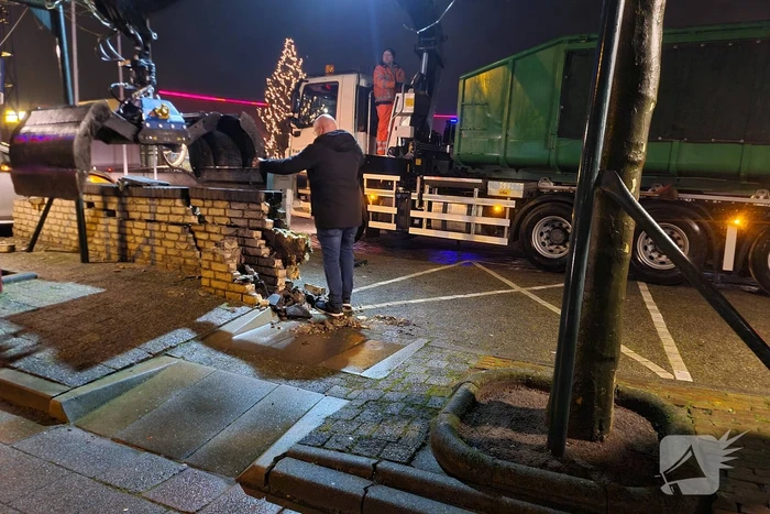 Automobilist verliest macht over het stuur en rijdt door stenen muur
