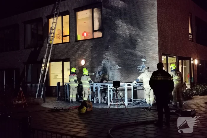 Brand zorgt voor zwarte buitenmuren van basisschool De Atlas