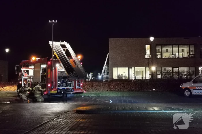 Brand zorgt voor zwarte buitenmuren van basisschool De Atlas