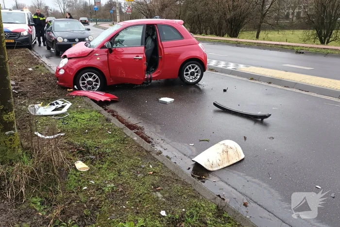 Automobilist verliest controle over stuur en botst tegen paal