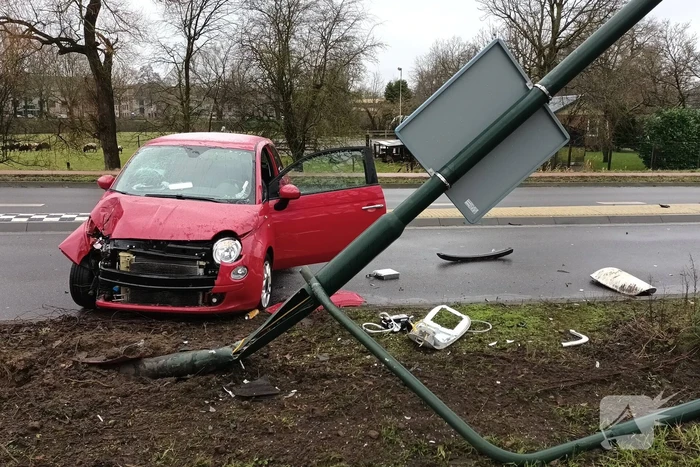 Automobilist verliest controle over stuur en botst tegen paal