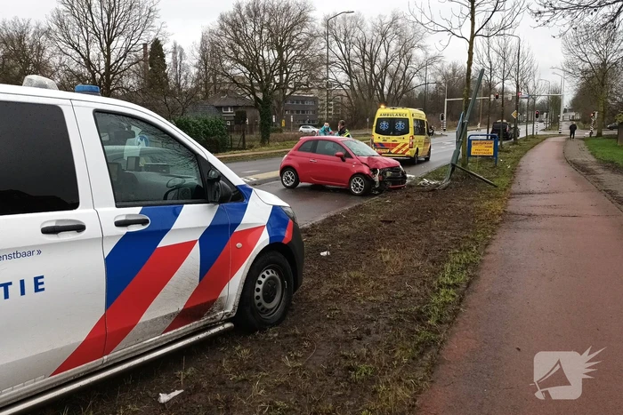 Automobilist verliest controle over stuur en botst tegen paal