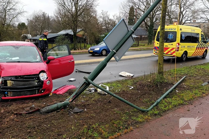 Automobilist verliest controle over stuur en botst tegen paal