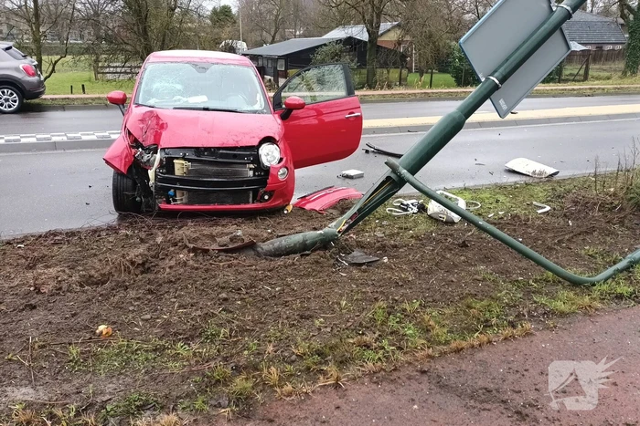 Automobilist verliest controle over stuur en botst tegen paal