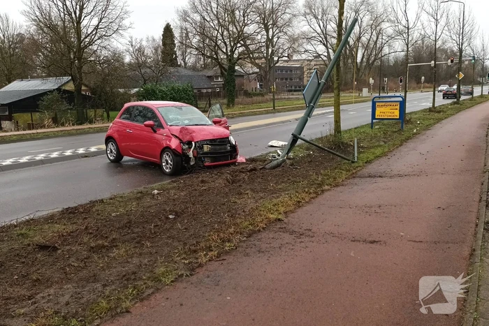 Automobilist verliest controle over stuur en botst tegen paal